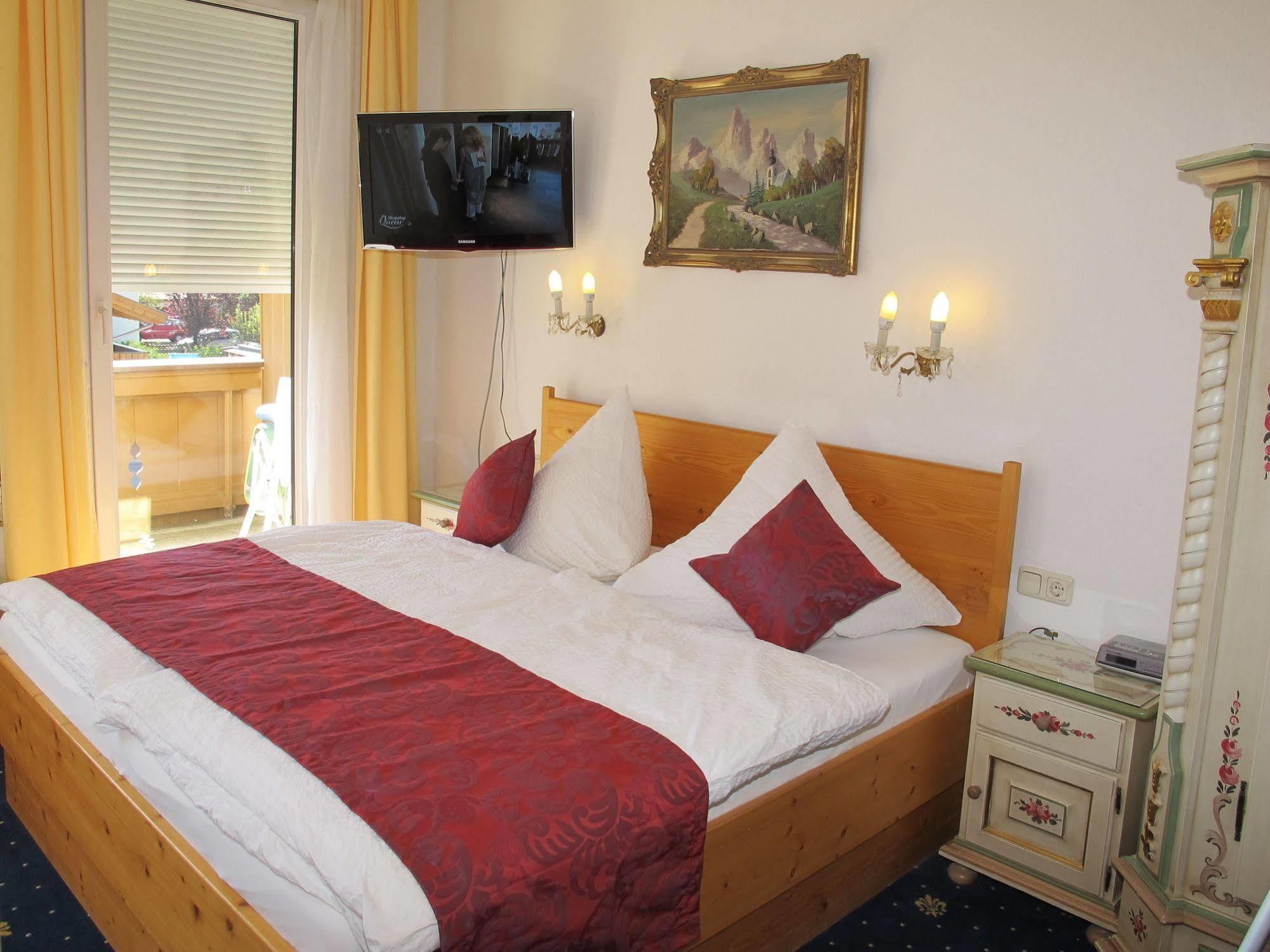 Hotel Garni Almenrausch Und Edelweiss 加爾米施-帕滕基興 外观 照片